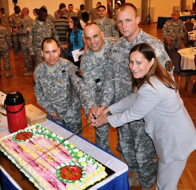 IMCOM Europe&#039;s senior leaders cut cake with top Soldiers