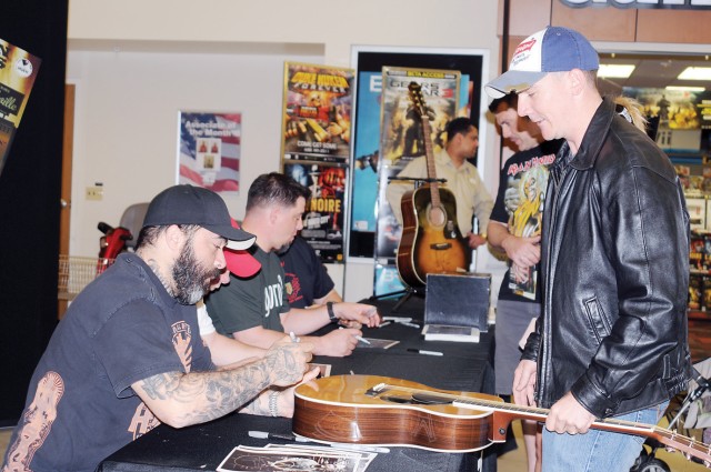 Rocker, solo country singer performs at Fort Riley, &#039;hunts with heroes
