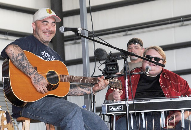 Rocker, solo country singer performs at Fort Riley, &#039;hunts with heroes&#039;