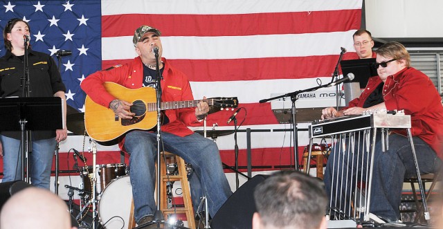 Rocker, solo country singer performs at Fort Riley, &#039;hunts with heroes&#039;