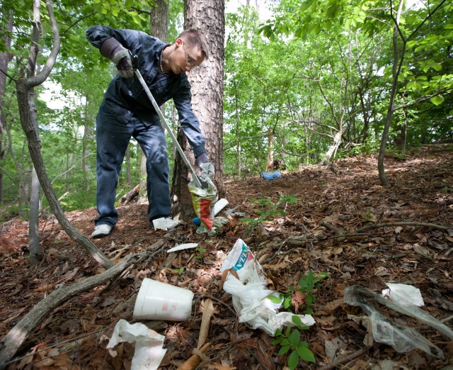 Fort Meade community cleans up