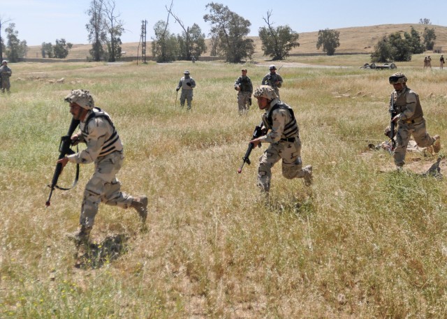 Iraqi soldiers train