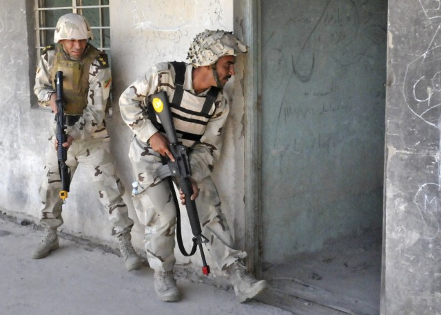 Iraqi soldiers prepare for room entry