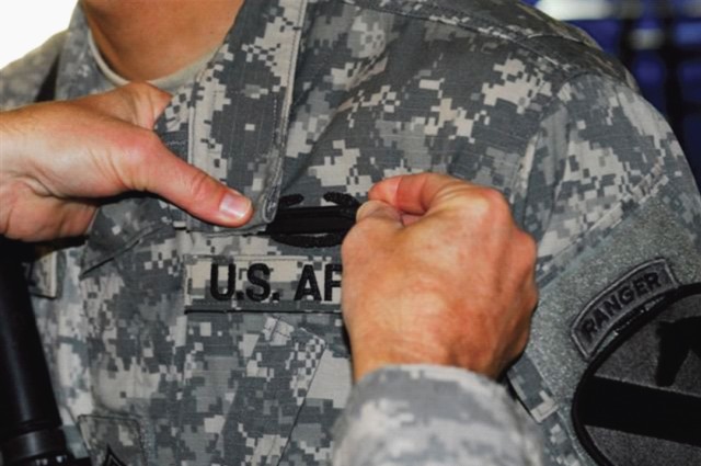 Soldier receives CIB from 1st CAV CG
