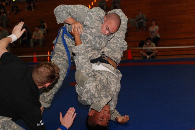 82nd Airborne Division Paratroopers fight for honors during 2011 All American Week combatives tournament