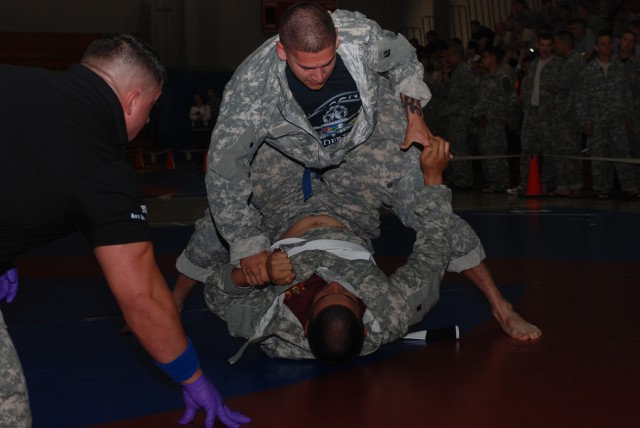 82nd Airborne Division Paratroopers fight for honors during 2011 All American Week combatives tournament