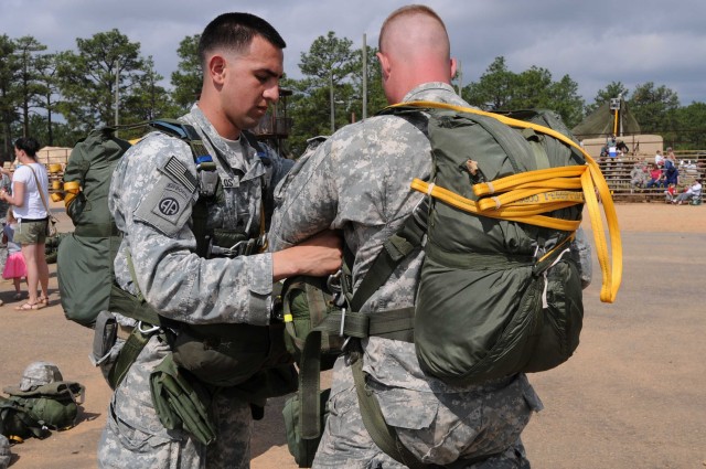 Paratroopers find their target in 2011 All American Week Jump Competition