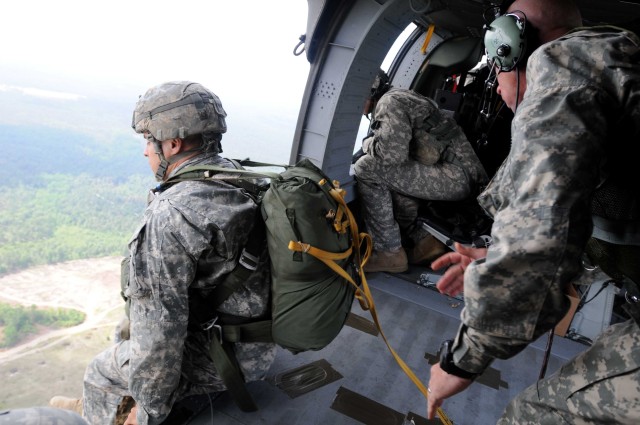 Paratroopers find their target in 2011 All American Week Jump Competition