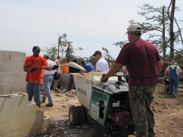 Volunteers Help Out At Vietnam Veteran&#039;s Home