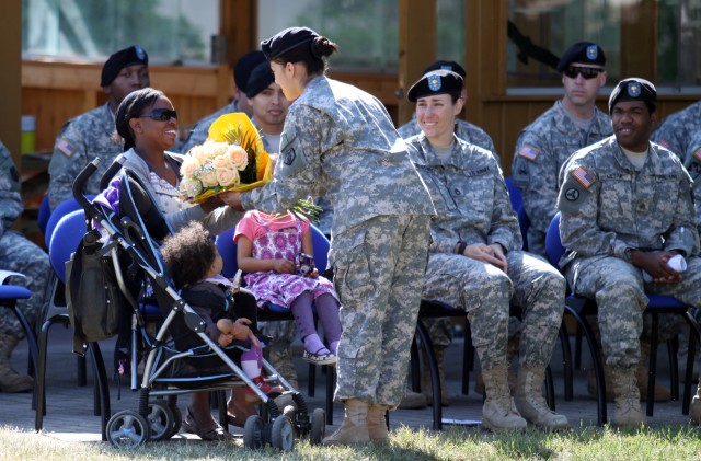406th Human Resources Company receives a new commander