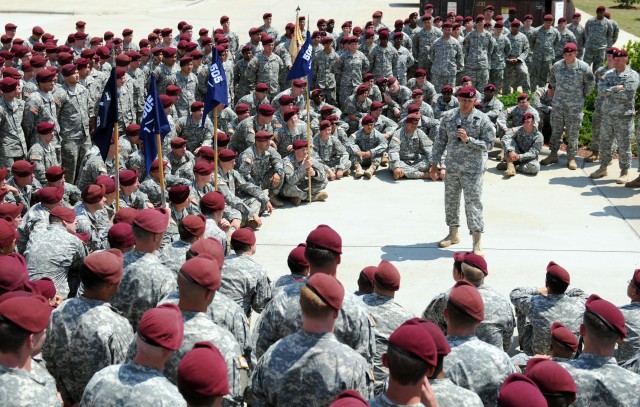 82nd Airborne Division Commander visits 1Panther Paratroopers