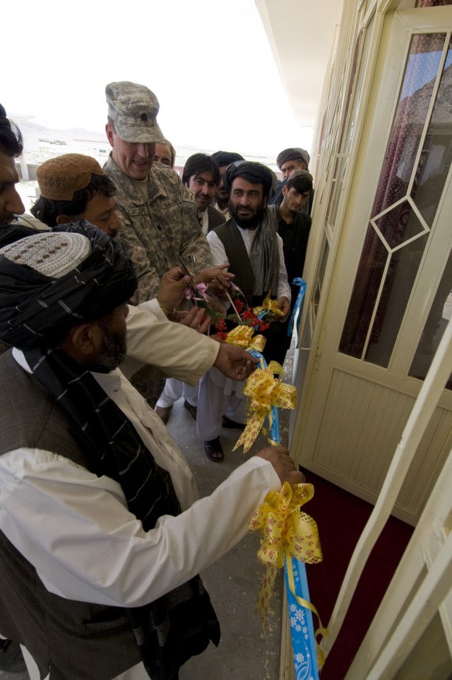 Takteh Pol unveils new mosque and district center