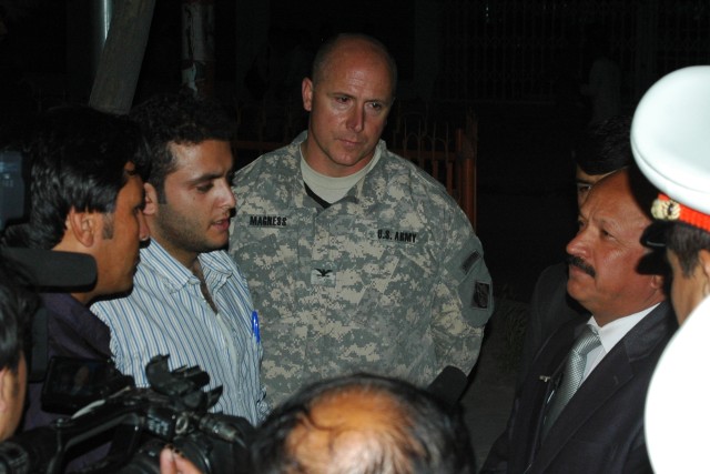 Corps of Engineers shows solar-powered streetlights to Afghan media