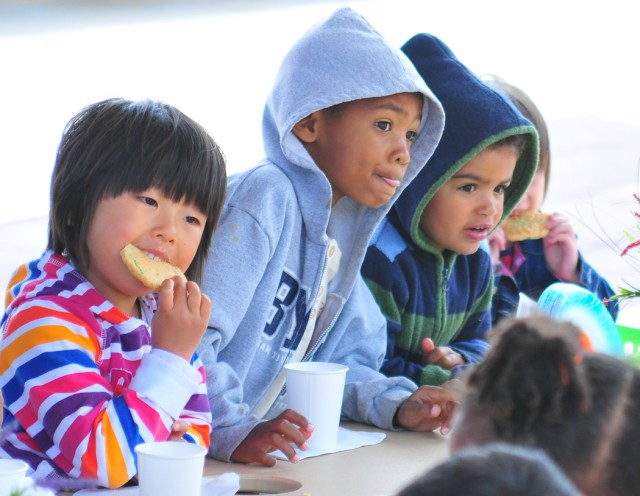 Presidio children celebrate moms