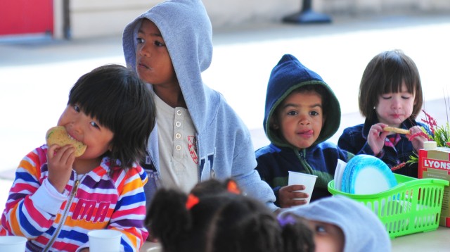 Presidio children celebrate moms