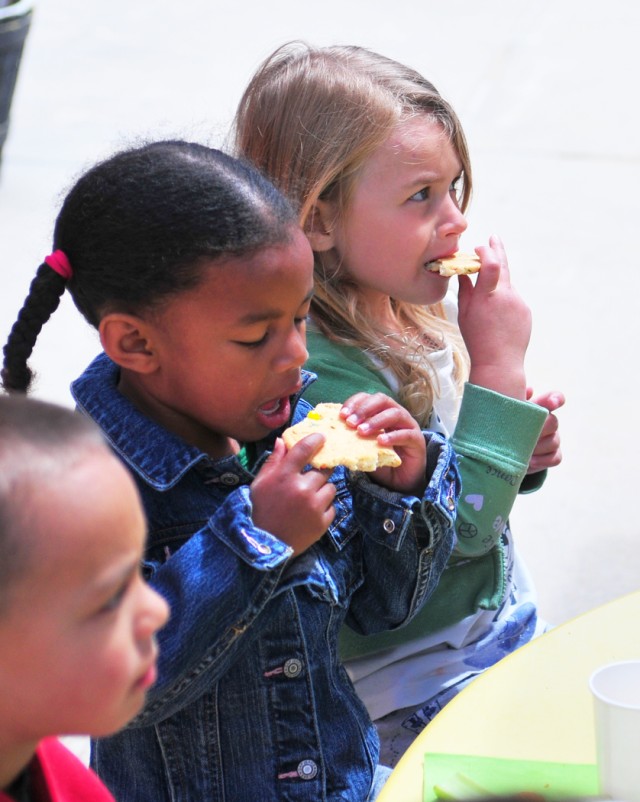 Presidio children celebrate moms