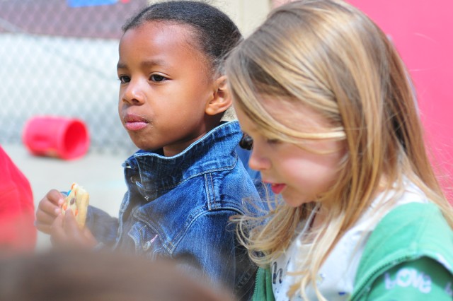 Presidio children celebrate moms
