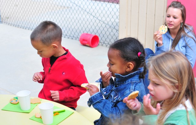 Presidio children celebrate moms