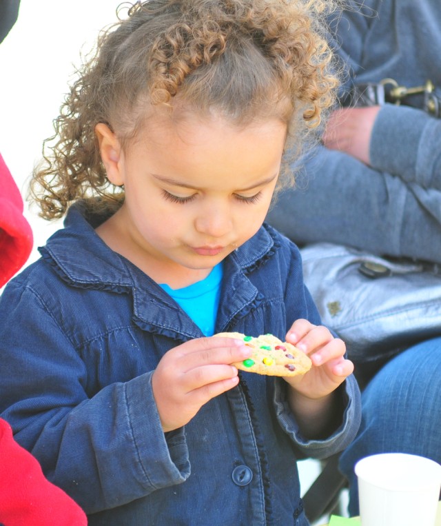 Presidio children celebrate moms