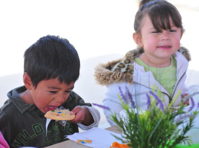 Presidio children celebrate moms