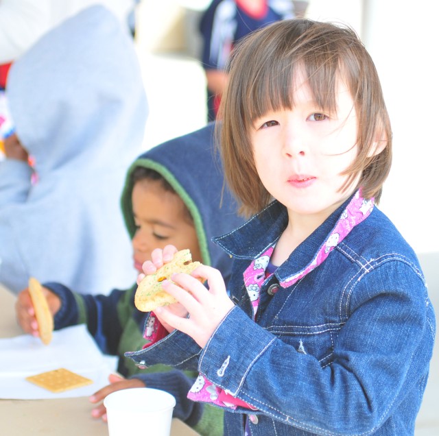 Presidio children celebrate moms