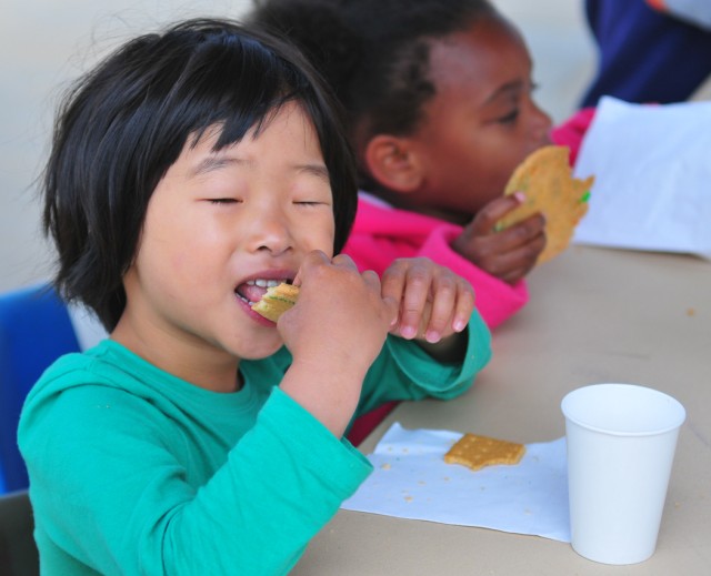 Presidio children celebrate moms