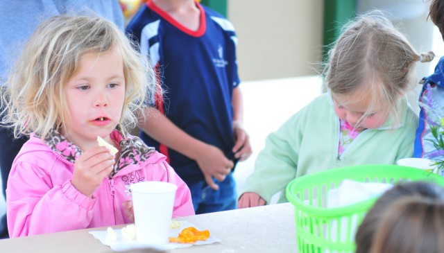 Presidio children celebrate moms