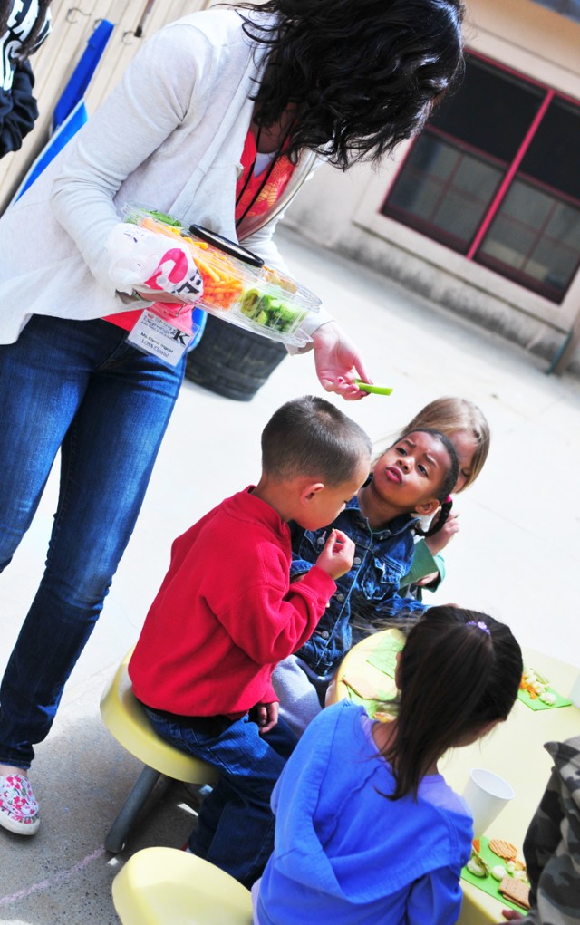 Presidio children celebrate moms