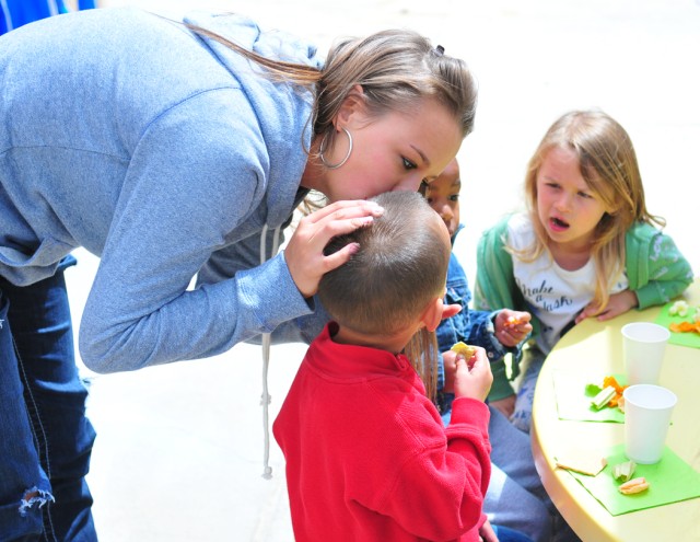 Presidio children celebrate moms