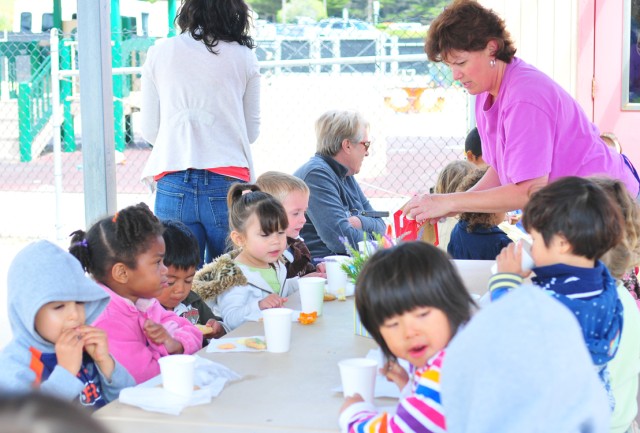 Presidio children celebrate moms