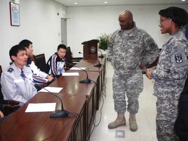 Battalion holds English class for Suwon police