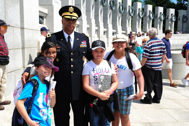 Jennings greets tourists