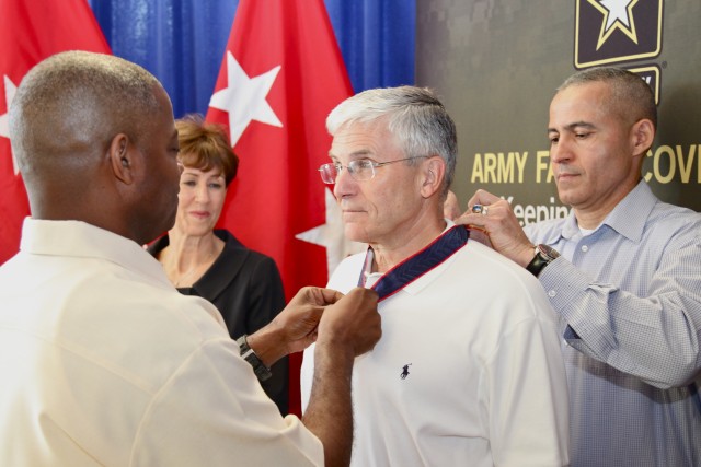 White Plume presented to Gen. George Casey Jr.