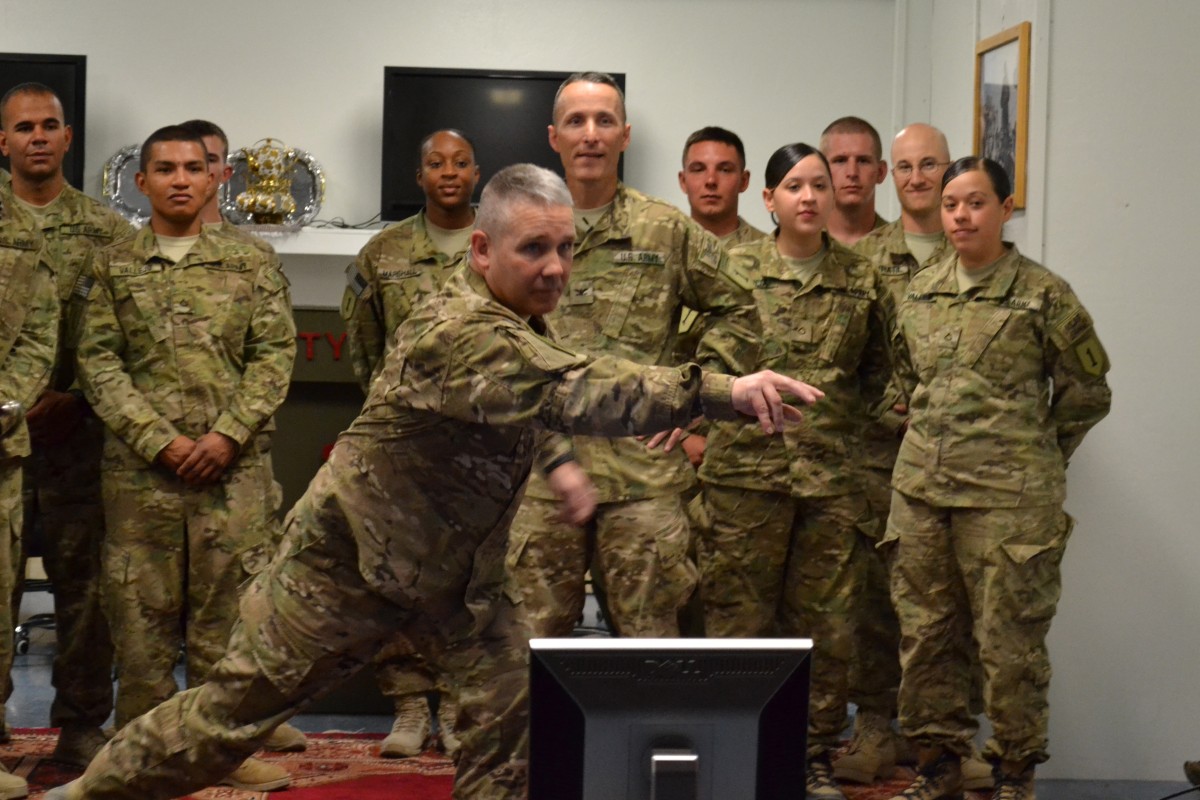 Big Red 1 Soldier throws out first pitch via satellite for NY Mets ...