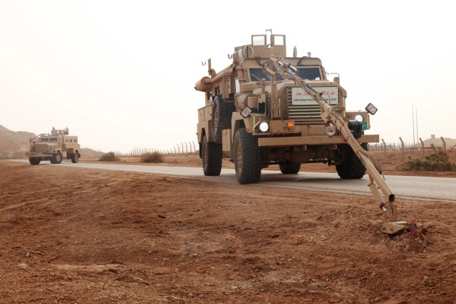 IA Soldiers dissassemble an IED