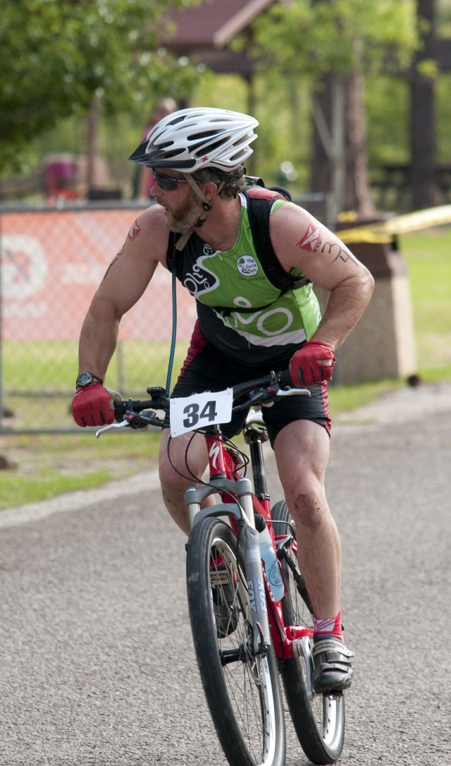 Fort Bragg XTERRA triathletes tear it up at Smith Lake