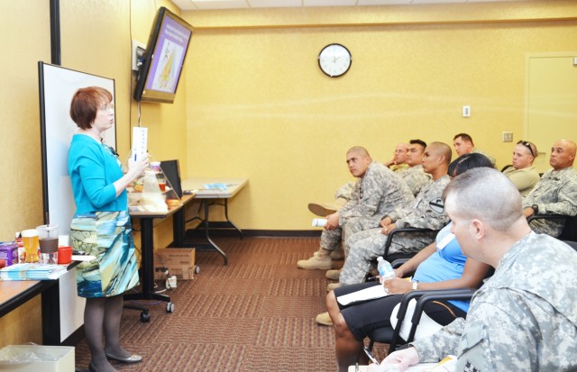 Dietitian discusses heart healthy eating with Soldiers, Families