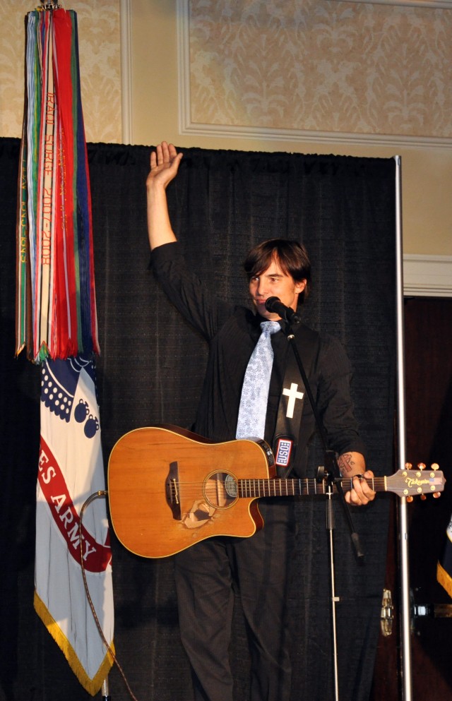 Former Army Ranger speaks at USASMDC/ARSTRAT Annual Ball