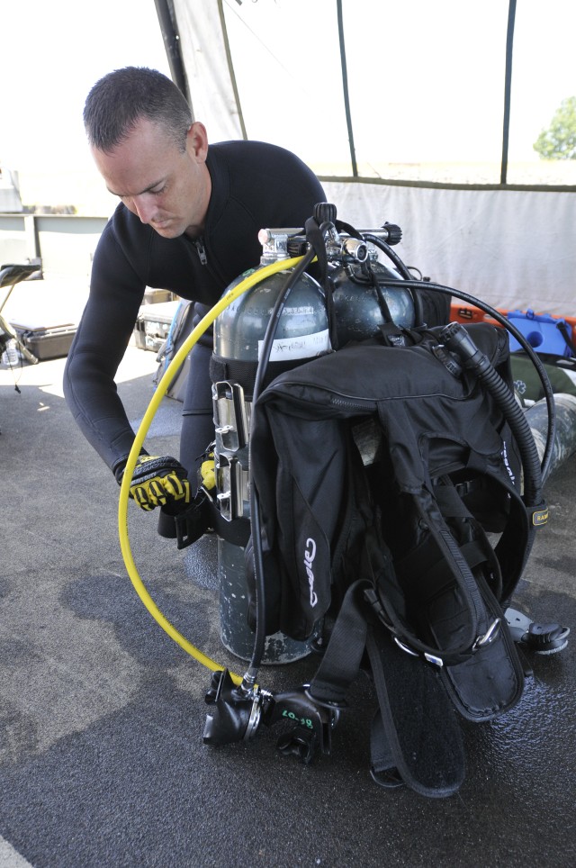 Army engineer divers conduct annual training exercise