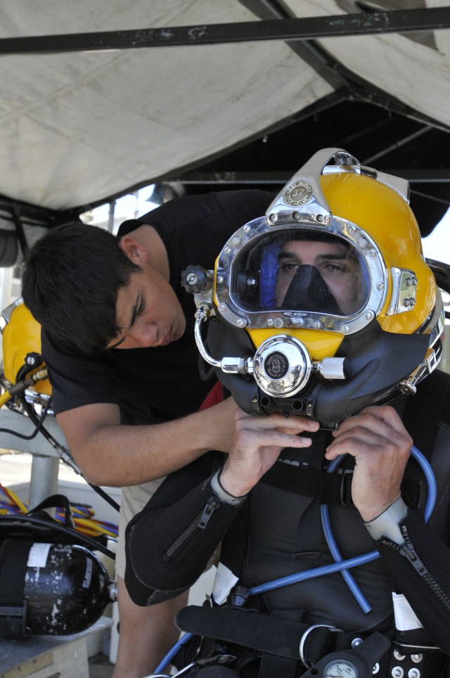 Army engineer divers conduct annual training exercise