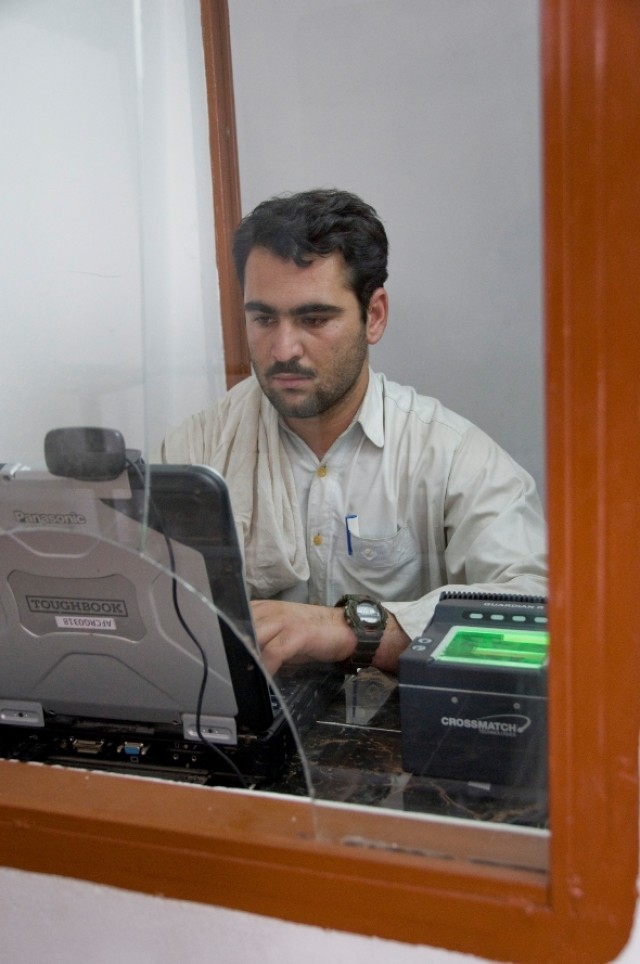 ISAF constructs new biometrics facility, improves security at Afghan border