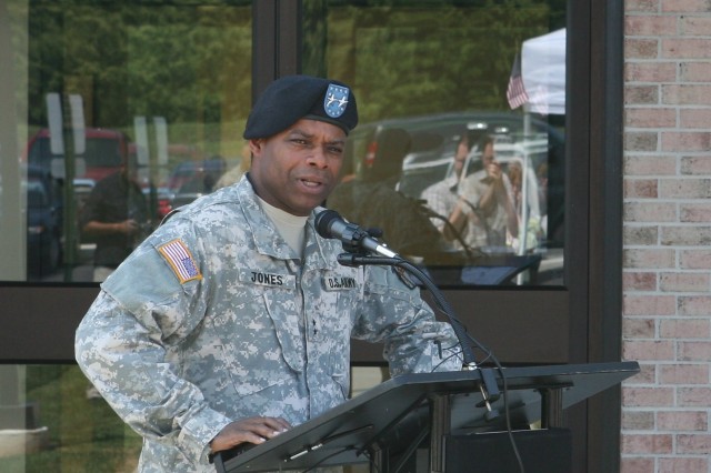 MG Jones honors SSG Tieman