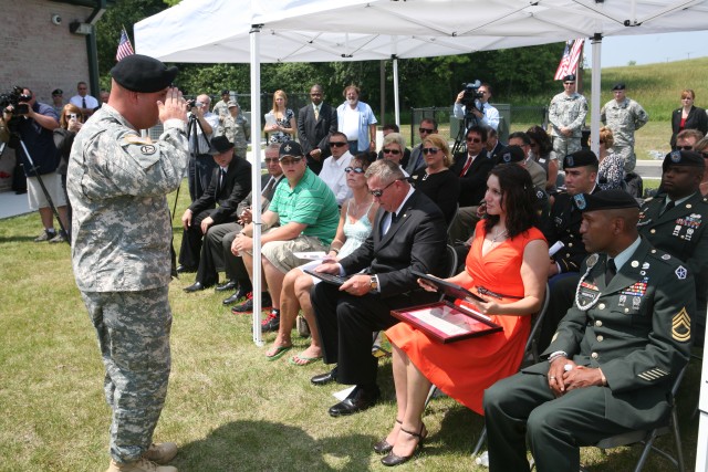 1SG Stevens salutes the family of SSG Tieman