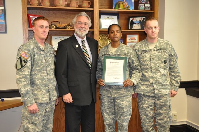 Aurora Recruiting Station Soldiers with Aurora Mayor Tim Weisner