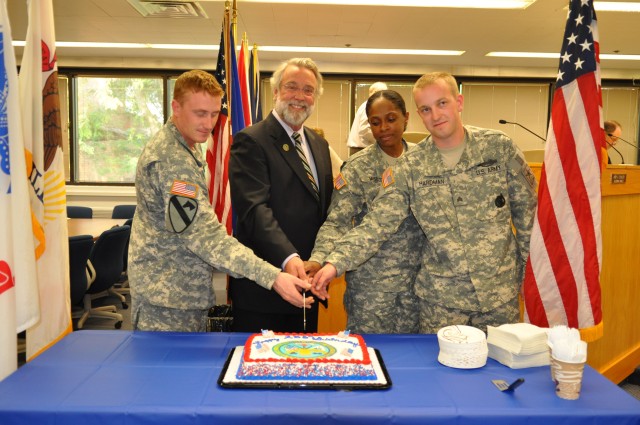 Aurora Army Recruiters and Mayor Tim Weisner cut the Army Birthday Cake
