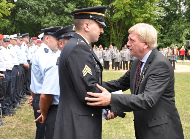 Wiesbaden Soldiers honored by German minister president