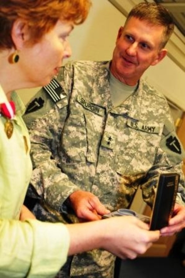 USD-S Commander gives Superior Civilian Service Award to leader of Basra PRT