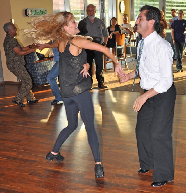 Dancing With The Stars professionals dazzle Soldiers, Families
