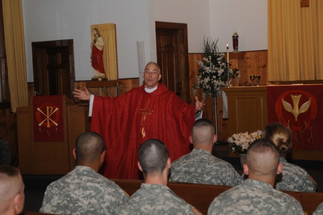Pentagon priest celebrates Mass at Fort McCoy with 34th BCT