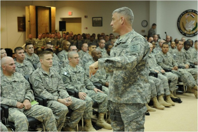 Sergeant Major of the Army visits United States Division-Center